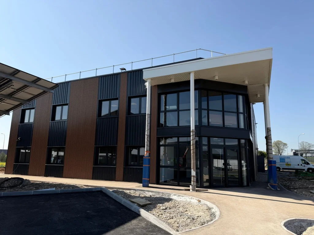 Construction Siège Social Clémence et Antonin à Neuville de Poitiou (86) vue de profil - IDV Ingénierie