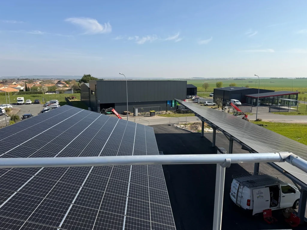 Ombrière de parking photovoltaïque du Siège social Clemence et Antonin à Neuville de Poitou (86) - IDV Ingénierie