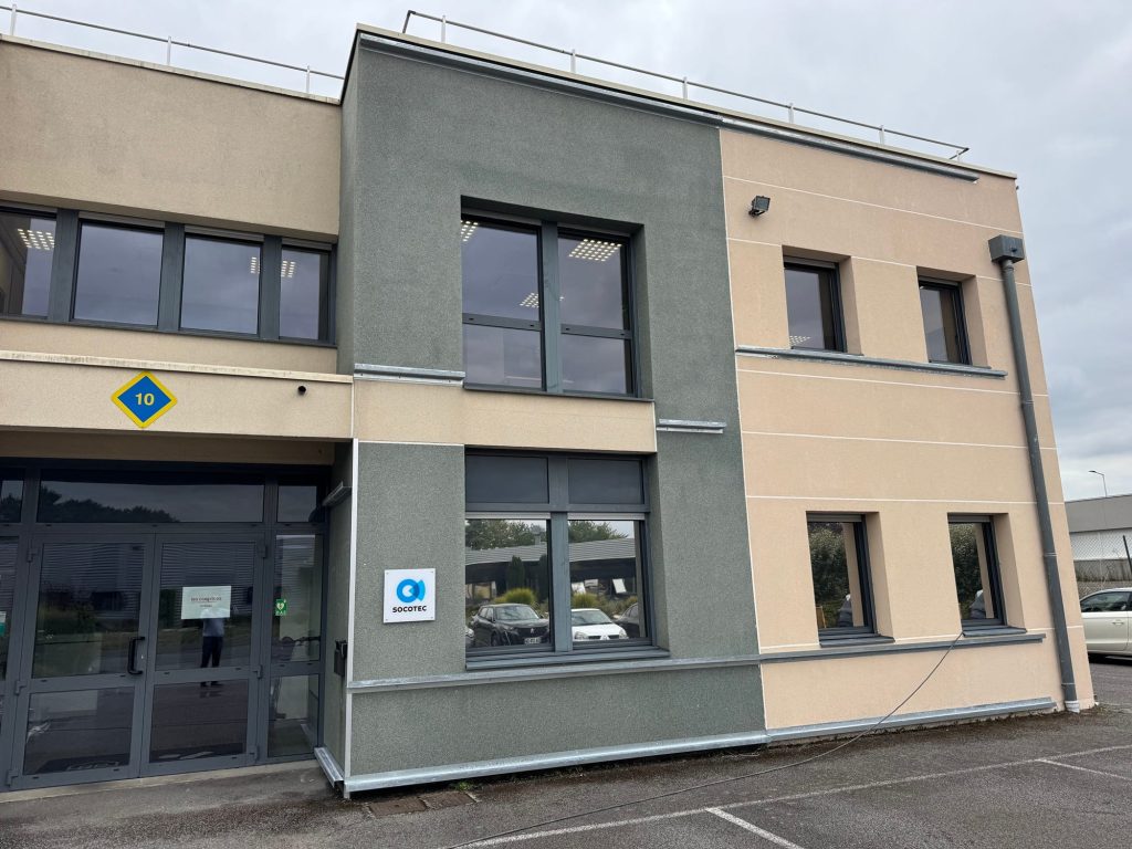 Réhabilitation intérieure et extérieure d'un Siège Social (86) - Pendant travaux bardages