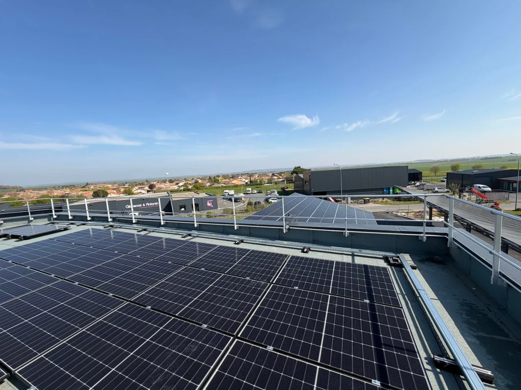 Toiture solaire Siège social Clemence et Antonin à Neuville de Poitou (86) - IDV Ingénierie